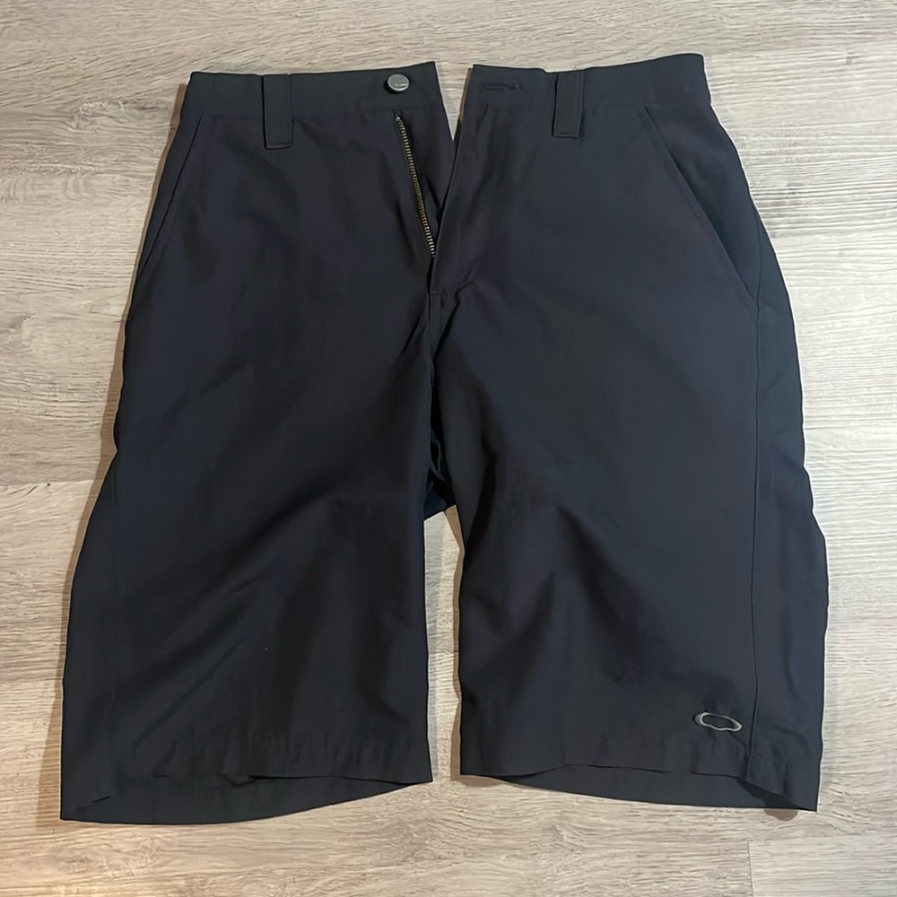 Oakley men’s size 32 black shorts